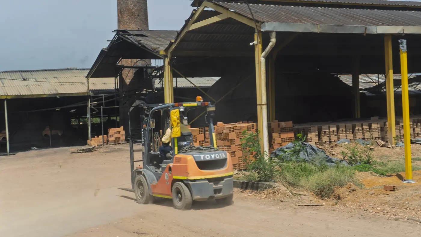 Despacho de materiales de Colbee Ladrillera con montacargas
