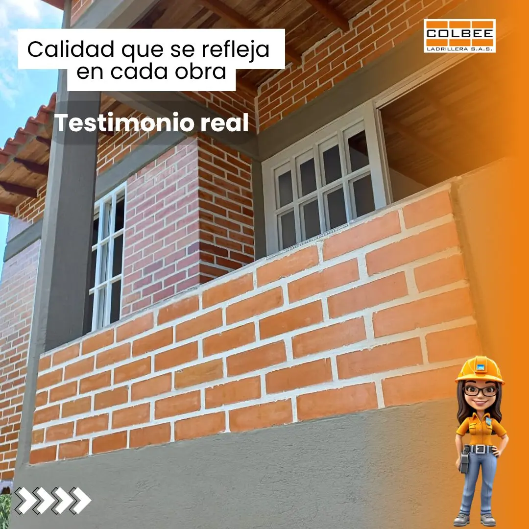 Fachada residencial construida con ladrillo de arcilla